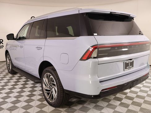 New 2027 Lincoln Navigator Premiere AWD/4WD image 24