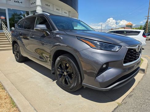 Used 2022 Toyota Highlander XLE AWD/4WD image 3
