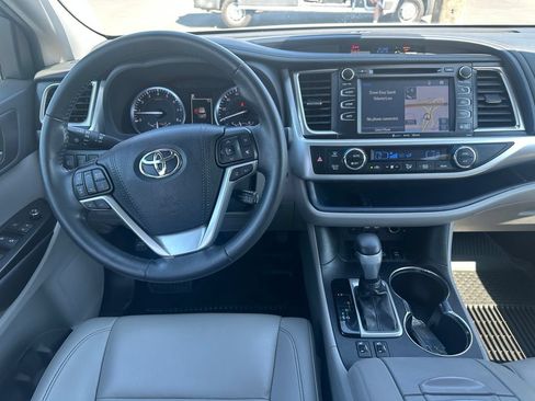 Used 2019 Toyota Highlander XLE AWD/4WD image 16