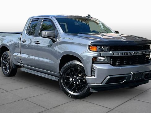 Used 2020 Chevrolet Silverado 1500 Custom w/ Custom Value Package image 3