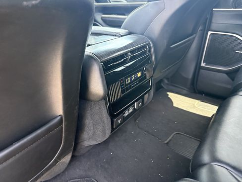 Used 2024 Jeep Wagoneer L Series II w/ Flexible Seating Group AWD/4WD image 16