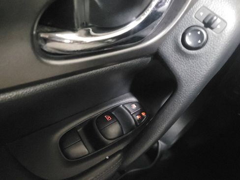 Used 2016 Nissan Rogue SV image 27