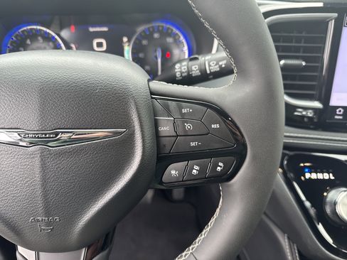 Used 2025 Chrysler Pacifica Limited image 23