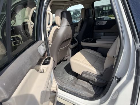 Used 2023 Lincoln Navigator L Reserve AWD/4WD image 6