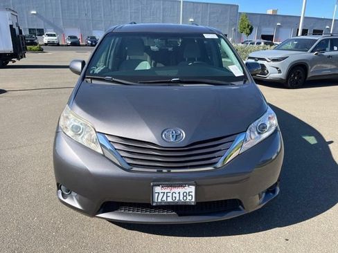 Used 2017 Toyota Sienna LE FWD image 2