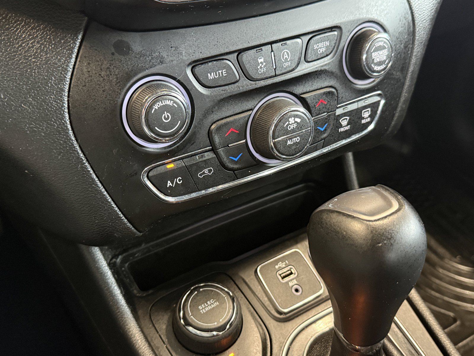 Used 2019 Jeep Cherokee Limited AWD/4WD image 15