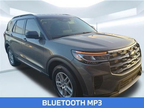 Used 2025 Ford Explorer Active RWD image 2