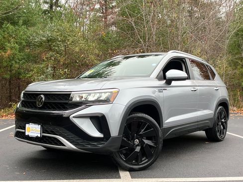 Used 2024 Volkswagen Taos SE image 1
