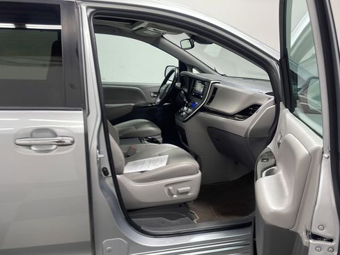 Used 2020 Toyota Sienna XLE FWD image 21