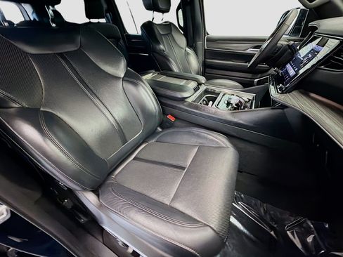 Used 2024 Jeep Wagoneer L Series III w/ Flexible Seating Group AWD/4WD image 15