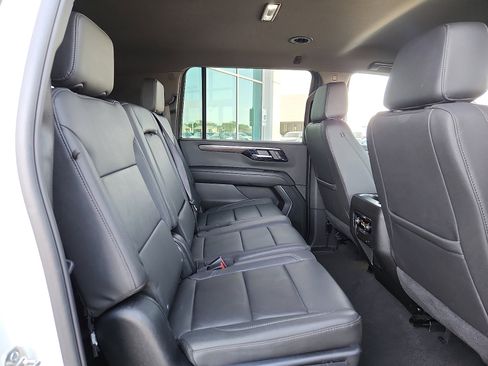 Used 2025 Chevrolet Suburban Z71 image 14