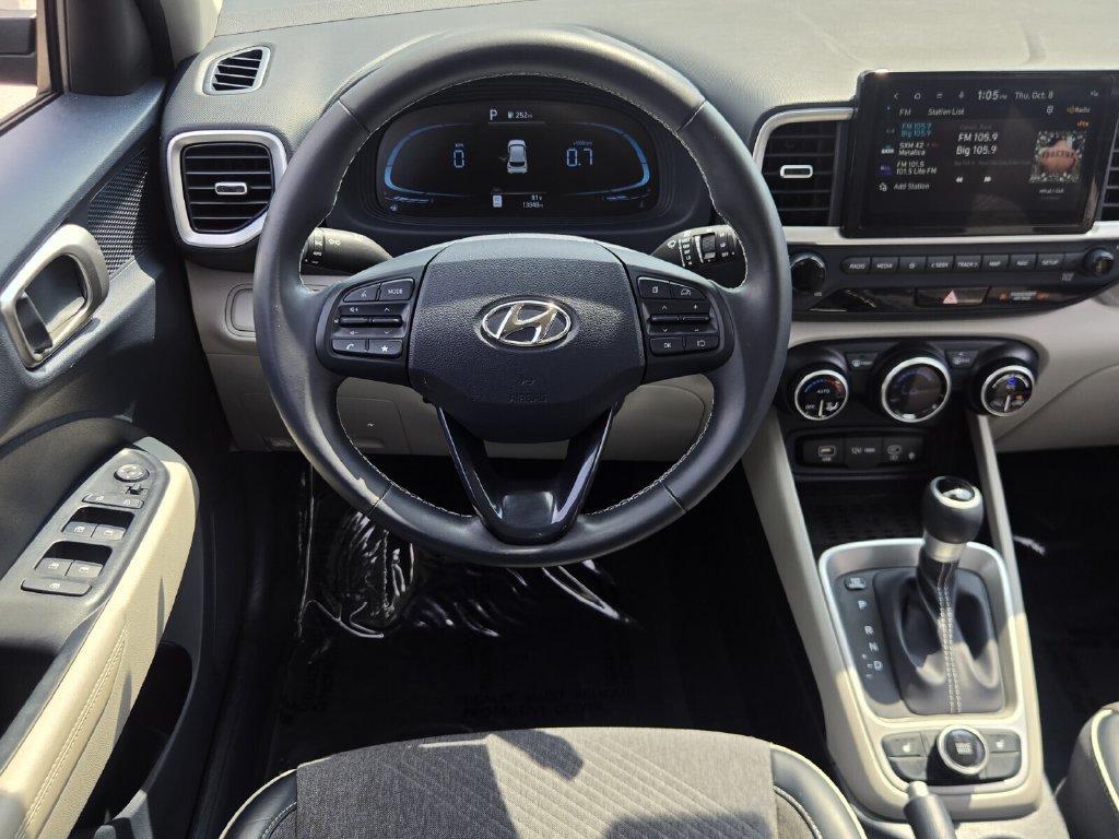 Used 2023 Hyundai Venue Limited FWD image 13