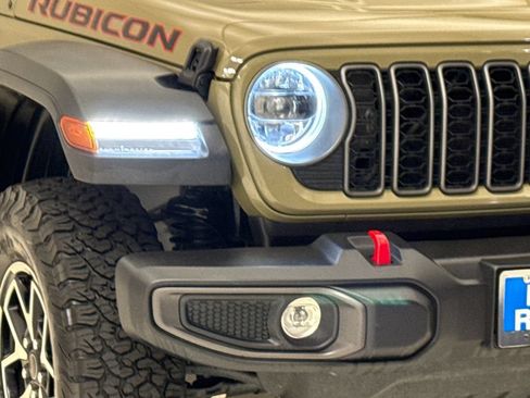 Used 2025 Jeep Wrangler Unlimited Rubicon w/ Convenience Group AWD/4WD image 5