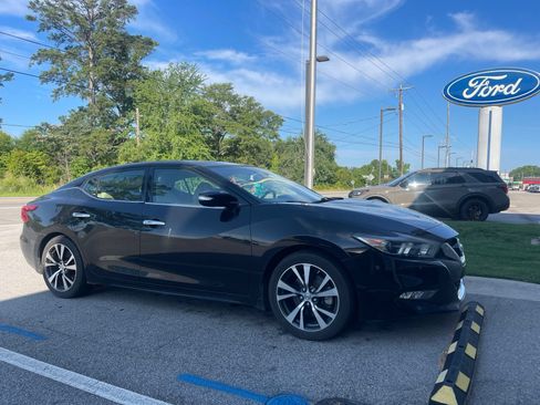 Used 2017 Nissan Maxima Platinum w/ Interior Lighting Package FWD image 3