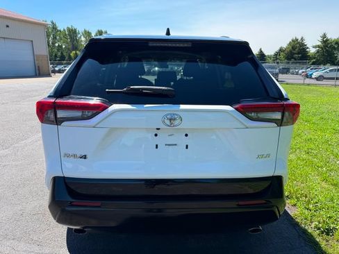 Used 2020 Toyota RAV4 XLE FWD image 2