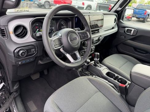 Used 2025 Jeep Wrangler Unlimited Sahara AWD/4WD image 22