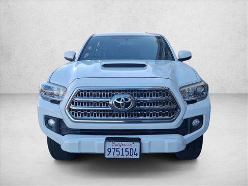 Used 2017 Toyota Tacoma TRD Sport w/ Tow Package image 2