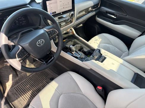 Used 2025 Toyota Grand Highlander AWD Hybrid image 4