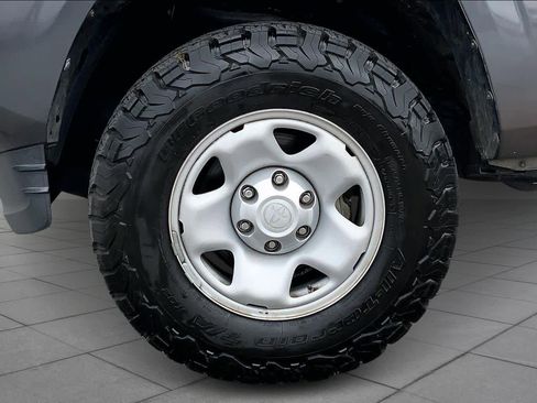 Used 2018 Toyota Tacoma SR image 9