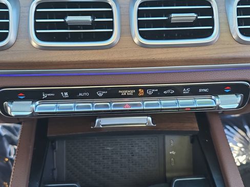 Used 2025 Mercedes-Benz GLS 450 4MATIC image 29