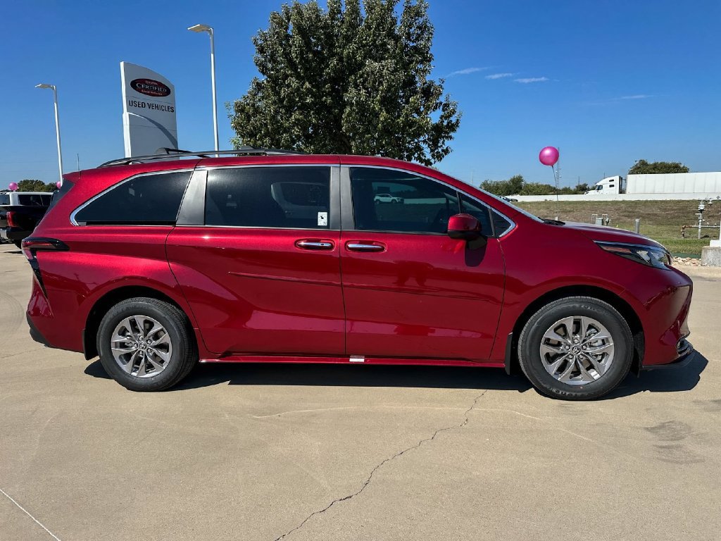 New 2026 Toyota Sienna XLE FWD image 4