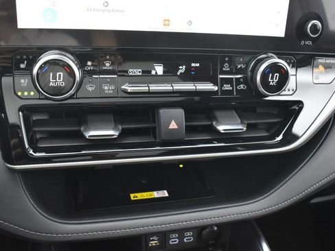 Used 2023 Toyota Highlander Platinum FWD image 21