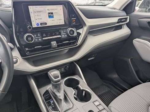 Used 2024 Toyota Highlander LE image 25