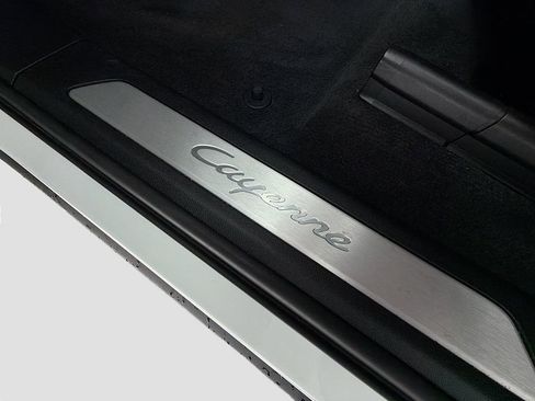 Certified 2019 Porsche Cayenne E-Hybrid AWD/4WD image 18