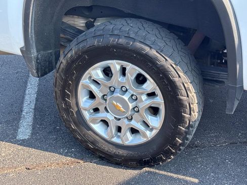 Used 2024 Chevrolet Silverado 2500 LT AWD/4WD image 14