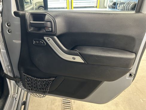 Used 2015 Jeep Wrangler Unlimited Sahara w/ Connectivity Group image 18