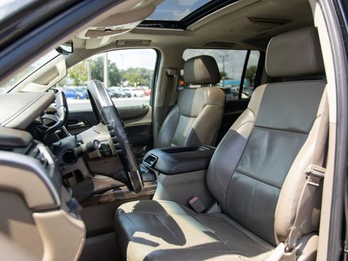 Used 2015 Chevrolet Suburban LT RWD image 17