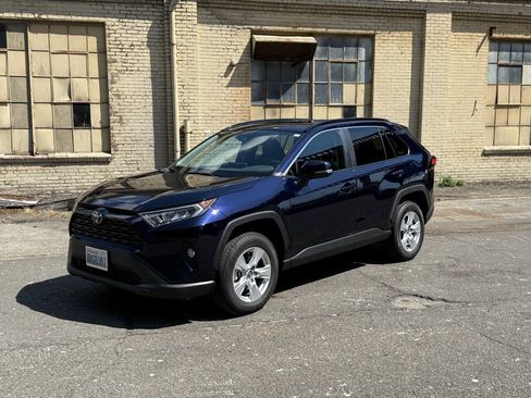 Used 2020 Toyota RAV4 XLE w/ Convenience Package AWD/4WD image 2