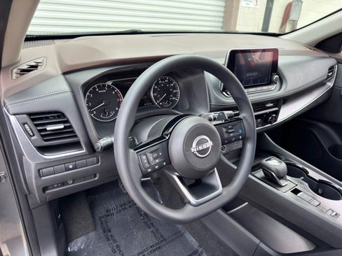 Used 2023 Nissan Rogue SV FWD image 12