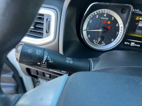 Used 2018 Nissan Titan SV image 12