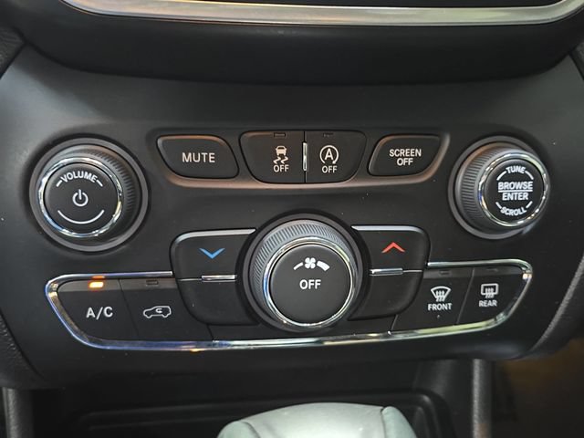 Used 2020 Jeep Cherokee Latitude Plus w/ Cold Weather Group AWD/4WD image 22