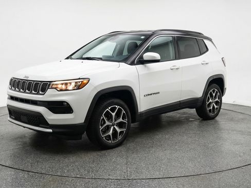 Used 2025 Jeep Compass Limited AWD/4WD image 3