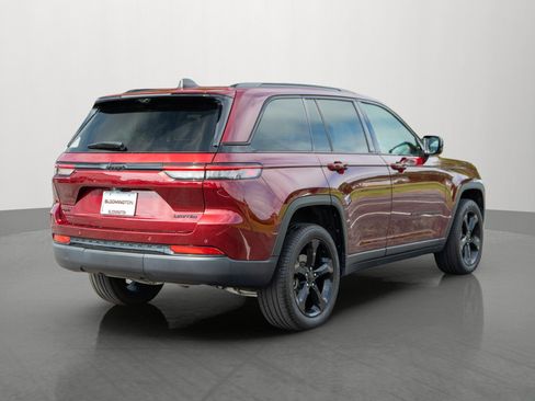 Used 2024 Jeep Grand Cherokee Limited w/ Luxury Tech Group II AWD/4WD image 7