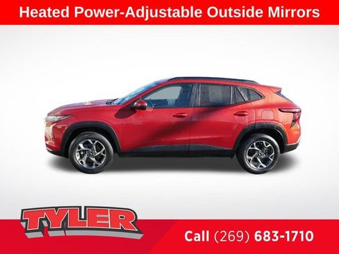 Used 2024 Chevrolet Trax LT w/ LT Convenience Package FWD image 4