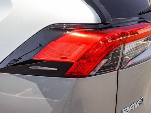 Used 2022 Toyota RAV4 LE AWD/4WD image 23
