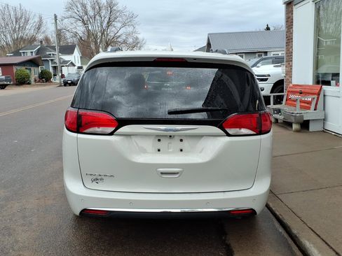 Used 2017 Chrysler Pacifica Touring-L Plus w/ Tire & Wheel Group image 7