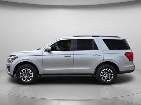 Used 2024 Ford Expedition XLT RWD image 3