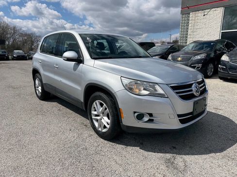 Used 2011 Volkswagen Tiguan SE image 2