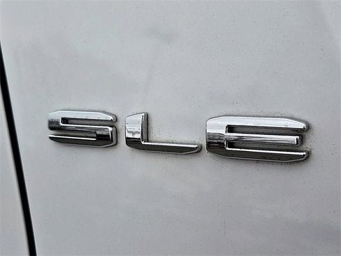 Certified 2023 GMC Acadia SLE w/ Driver Convenience Package image 12