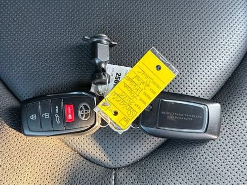 Used 2025 Toyota Grand Highlander AWD image 12