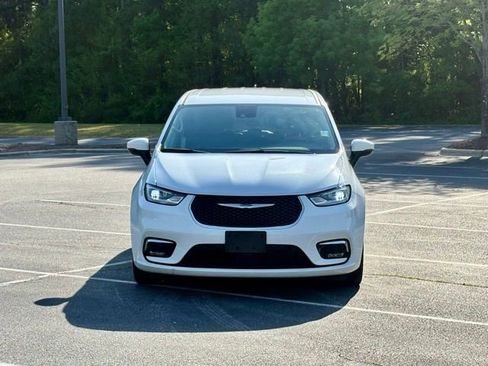 Used 2023 Chrysler Pacifica Touring-L image 12