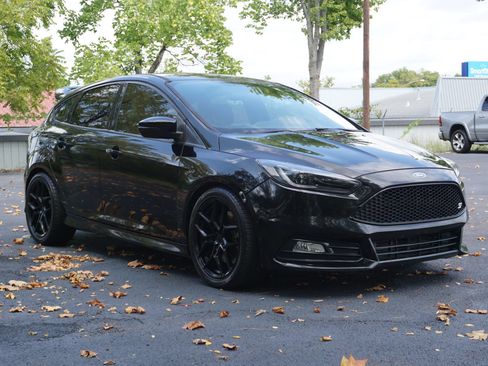 Used 2017 Ford Focus ST FWD image 3