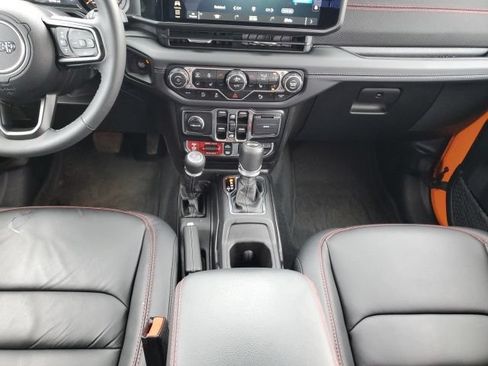 Used 2025 Jeep Wrangler Unlimited Rubicon AWD/4WD image 22