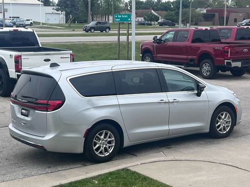 Used 2024 Chrysler Pacifica Touring-L FWD image 6