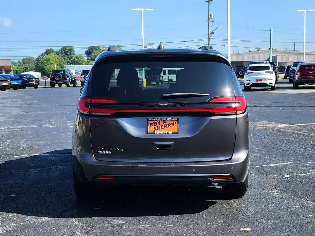 Used 2021 Chrysler Pacifica Touring-L w/ Premium & Safety Sphere Group FWD image 12