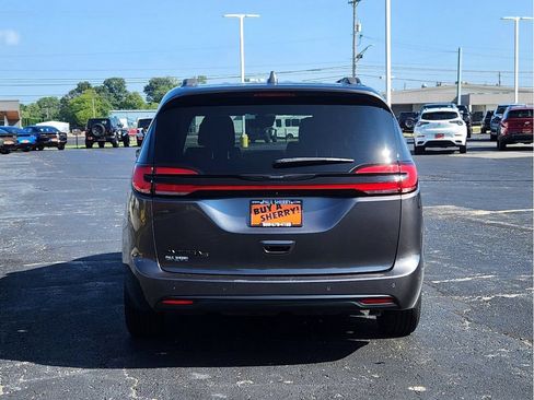 Used 2021 Chrysler Pacifica Touring-L w/ Premium & Safety Sphere Group FWD image 12